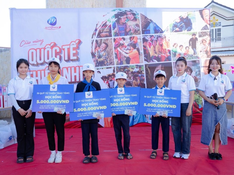 Hình ảnh minh họa quá trình thăng cấp VIP tại 88king với các bậc thang và phần thưởng.