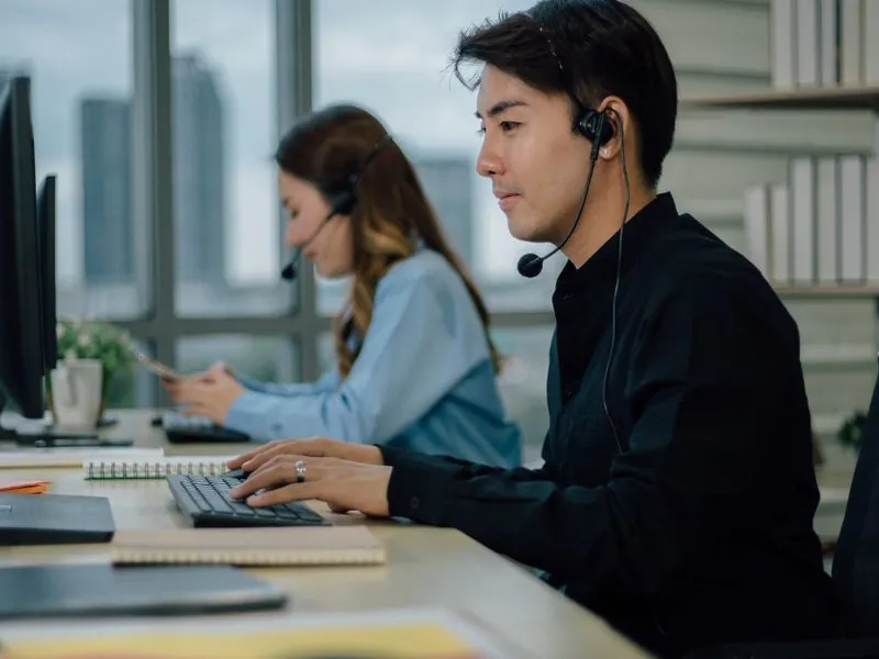 Chuyên viên dịch vụ khách hàng đang hỗ trợ