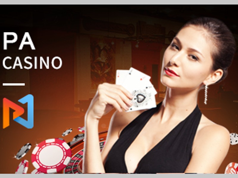 Bàn Blackjack trực tiếp tại 88king, người chia bài đang chia bài